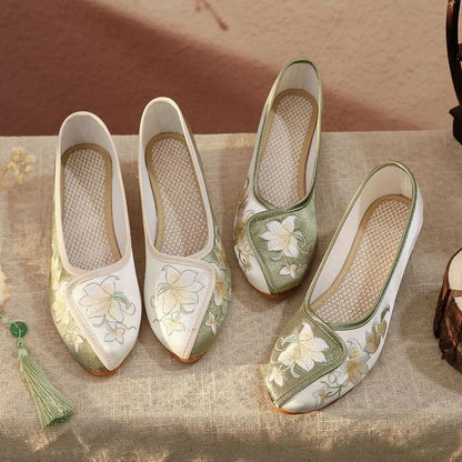 Pumps Floral Embroidered Panel