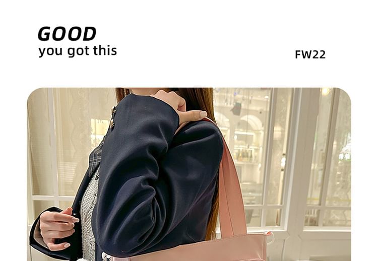 SampleSet: Gingham Multi-Pocket Tote Bag + Badge