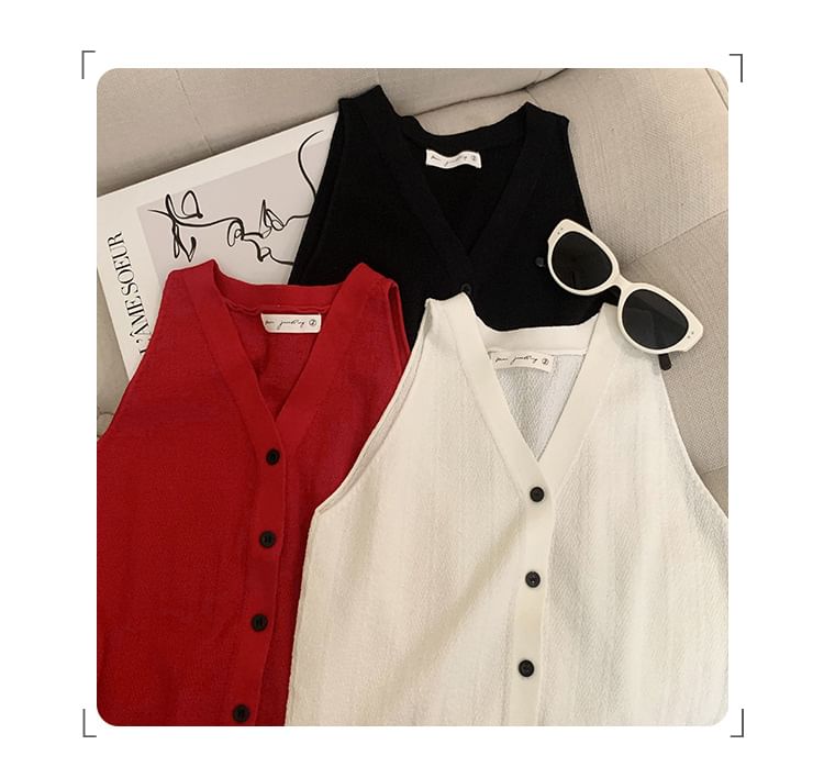 Button-Up Sleeveless Top V-Neck Plain