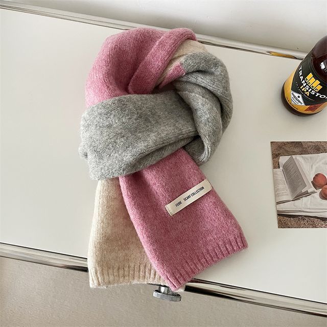 Applique Lettering Block Color Scarf Knit