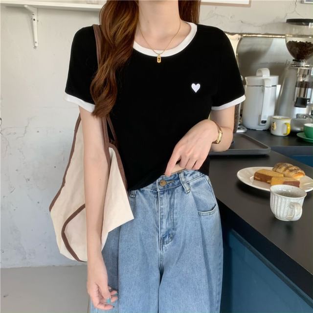 Short-Sleeve Contrast Embroidered Tee Trim Cropped Heart