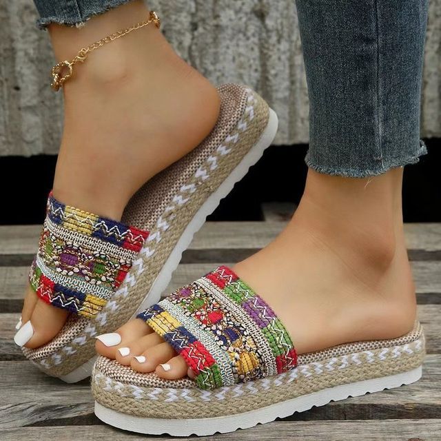 Patterned Sandals Platform Slide