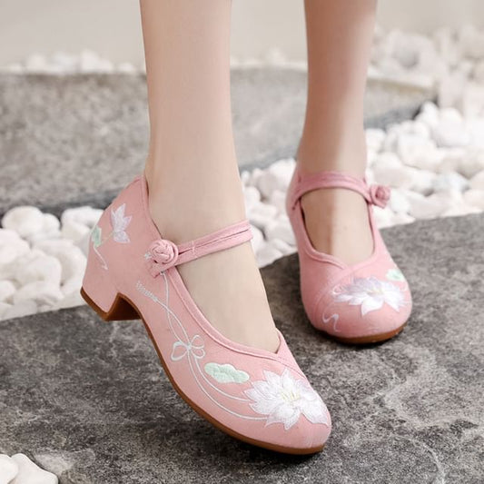 Wholesale Sample Block Heel Flower Embroidered Mary Jane Pumps