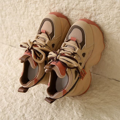 Großhandelsbeispiel für Plateau-Sneaker mit Schnürung und Applikation