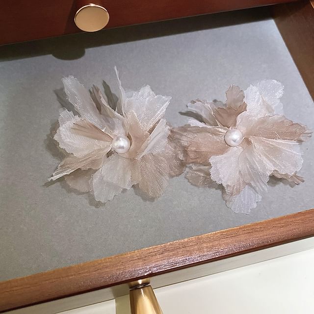 Faux Pearl Floral Mesh Ear Stud