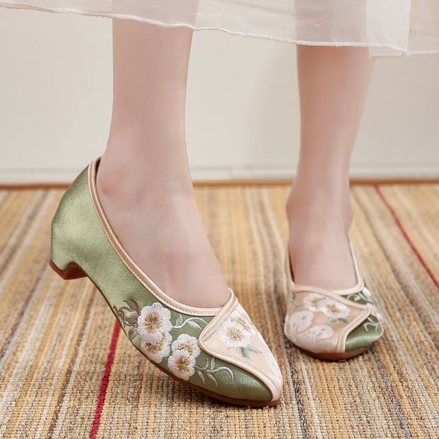 Flower Pumps Embroidered Low Heel
