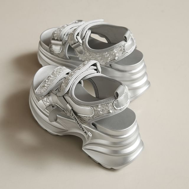 Großhandelsmuster Sandalen mit selbstklebenden Pailletten und Slingback-Riemen