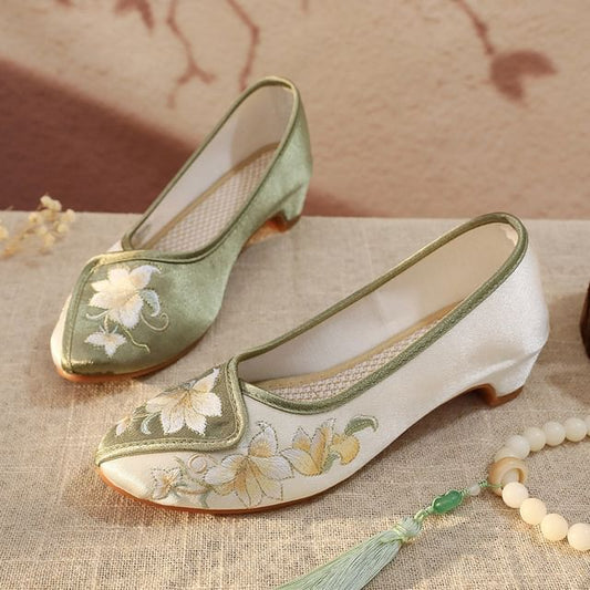 Pumps Floral Embroidered Panel