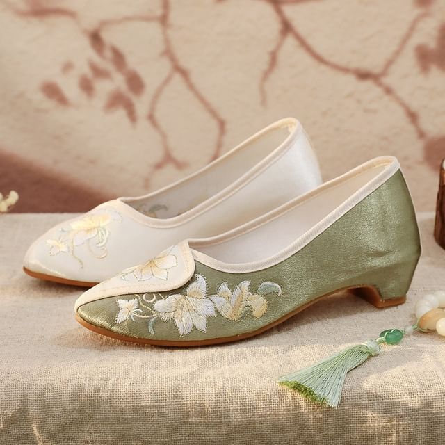 Pumps Floral Embroidered Panel