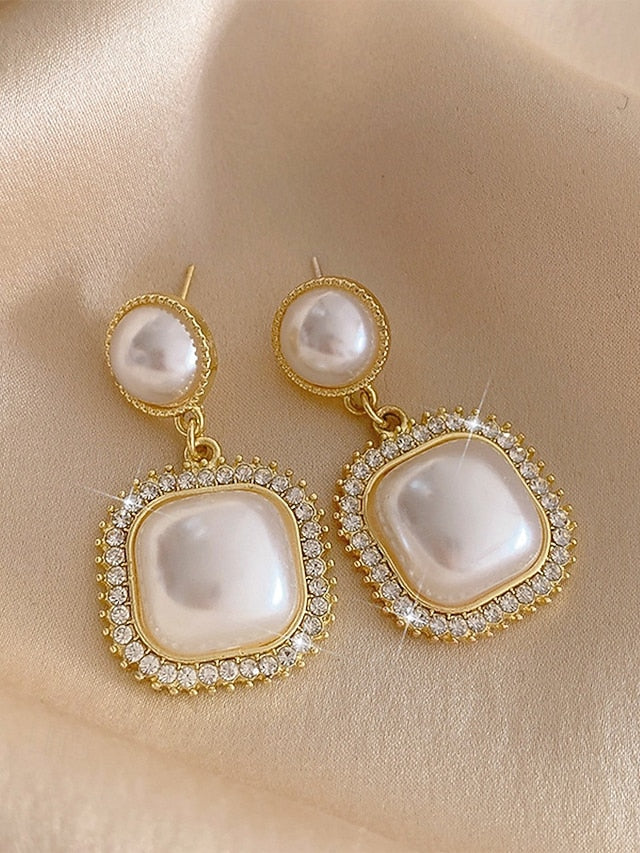 Elegant Detailing with – Gold-Plated Pearl Earrings Rhinestone